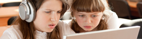 E-Learning Lab (eLL) illustreret ved to piger sammen foran en computer